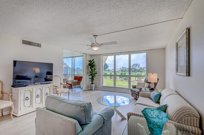 Foto del edificio - 5390 Woodland Lakes Dr