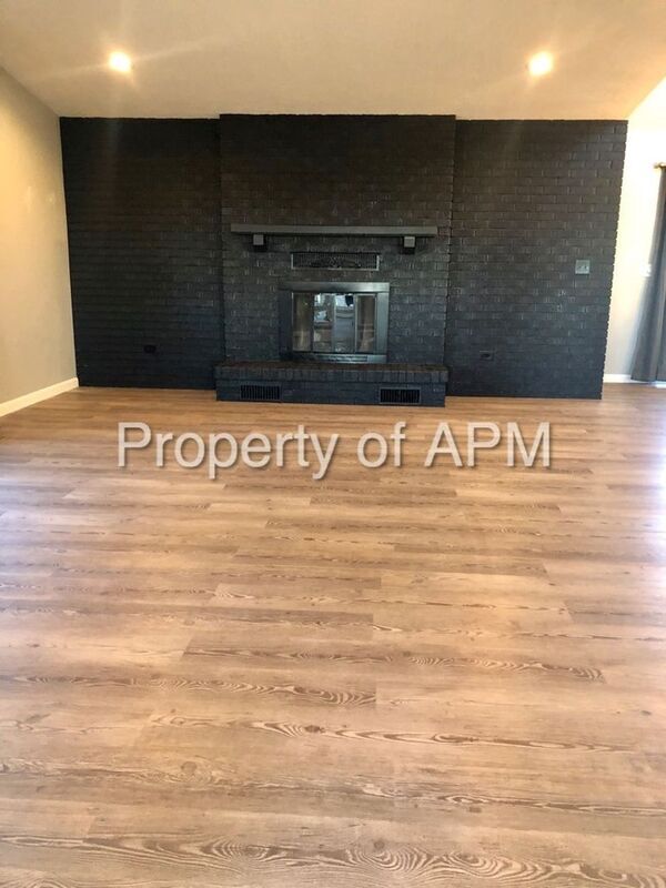Primary Photo - 944 W Locust Ln