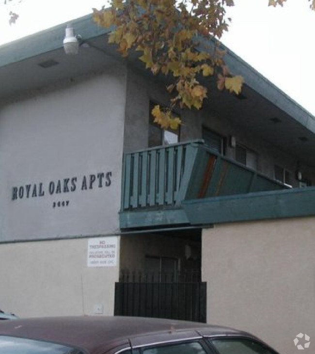 Foto del edificio - Royal Oaks Apartmemts