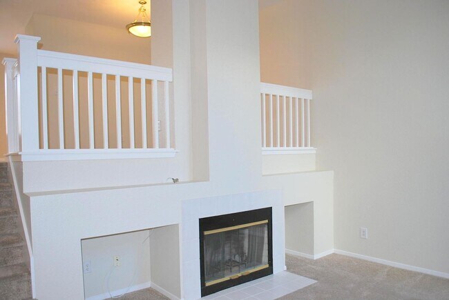 Building Photo - Bright & Modern Townhouse in Beautiful Danville! Close to Blackhawk Plaza!