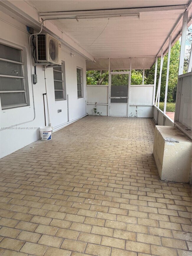 Foto del edificio - 6473 SW 25th St