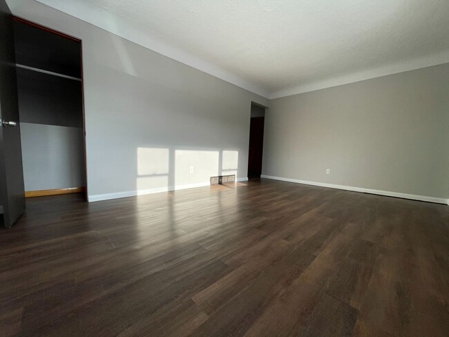 Building Photo - 3 bed, 1 bath home for rent in Waterloo, a...