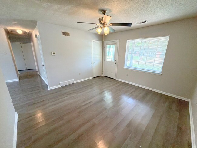 Foto del edificio - 4767 Bradford Dr
