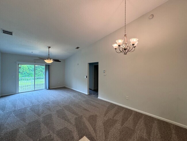 Foto del edificio - 6985 Ortega Woods Dr