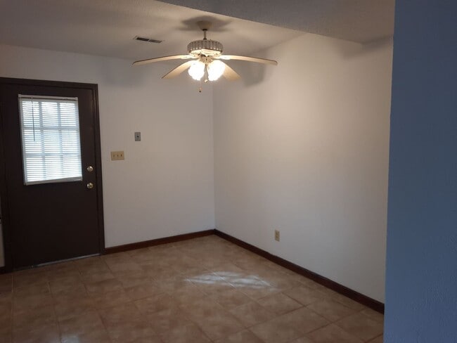 Building Photo - 611 Sycamore Cir