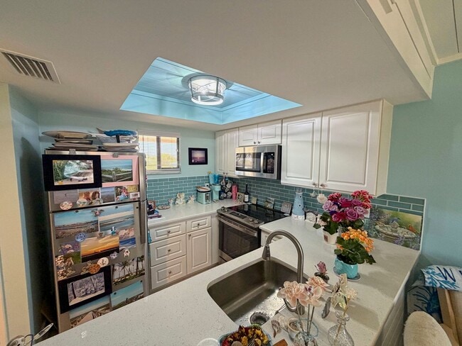 Foto del edificio - Beautifully Renovated, Fully Furnished Beach Condo just a short walk from the ocean.