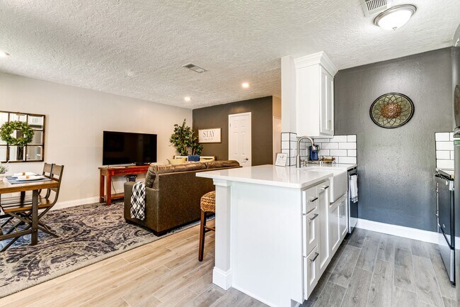 Foto del edificio - College Station - Remodeled - 2 bedroom - 1 bath - large fenced in yard