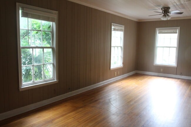 Building Photo - 811 N Davis St