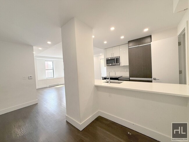 Building Photo - NO fee 3 bed 2 bath with Laundry in unit.