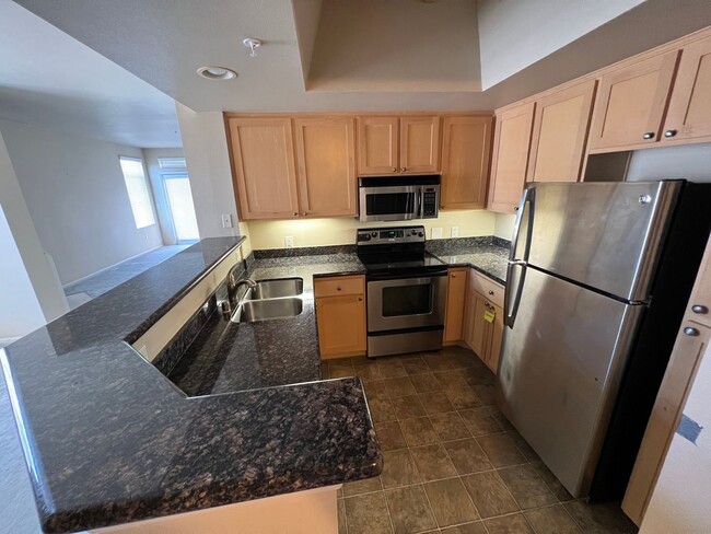 Foto del edificio - 2 bed 2 bath condo with laundry, A/C and f...