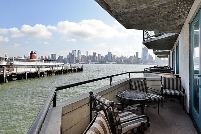 Foto del edificio - 600 Harbor Blvd