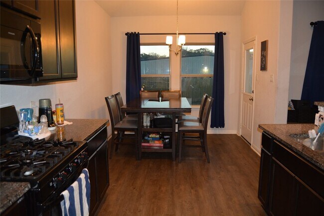 Foto del edificio - 17616 Cedar Crst Dr