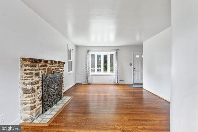 Building Photo - 6233 Woodcrest Ave