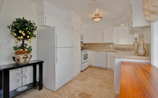 Building Photo - 2352 Torrey Pines Rd