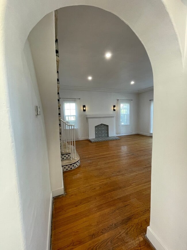 Building Photo - 1811