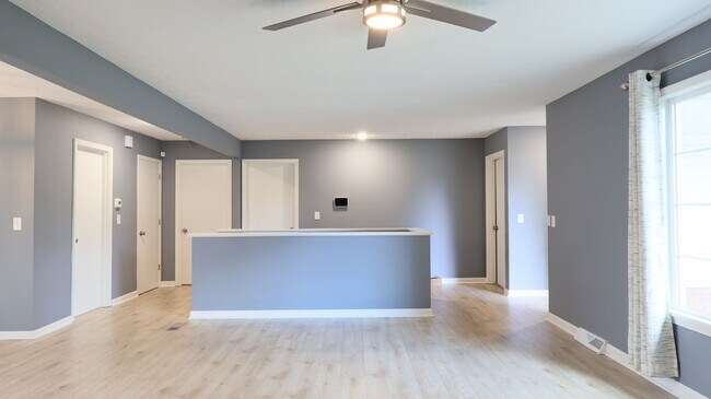 Foto del edificio - Spacious Modern 4 bedroom, 1 Full Ba, 2 Half bath