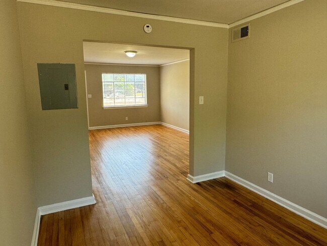 Foto del edificio - COMPLETLY RENOVATED 3-Bedroom