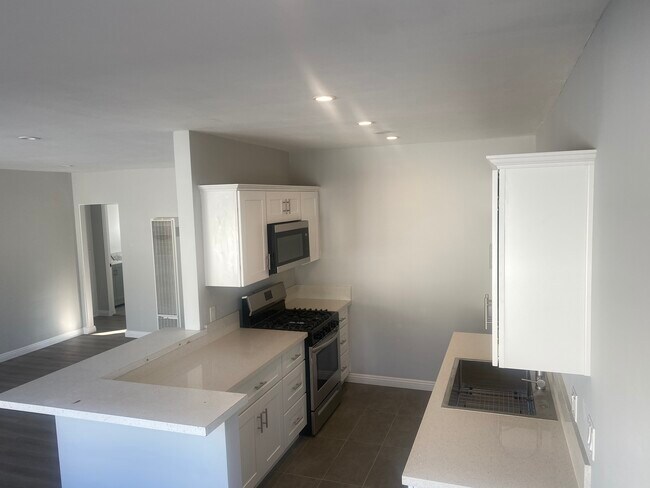 Building Photo - 1223 N Kingsley Dr