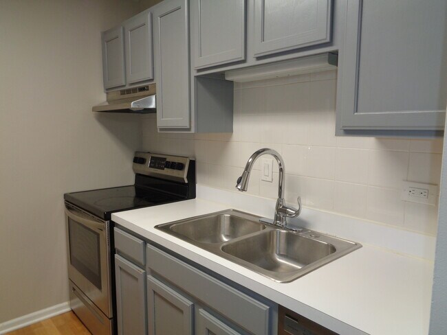 Building Photo - 5721 W 103rd St