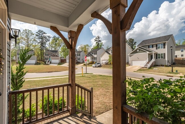 Building Photo - Gorgeous 4BD/2.5BA Home Available Early May!