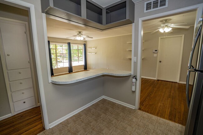 Building Photo - 3 Bed 1 Bath MIDTOWN home!!