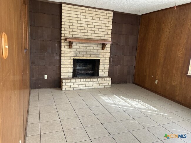 Building Photo - 2404 Carnation Dr