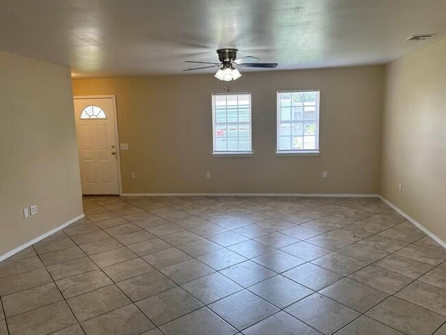 Building Photo - 3 bedroom/ 1 bath house