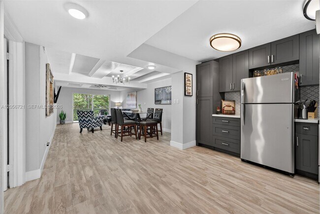Building Photo - 681 S Hollybrook Dr