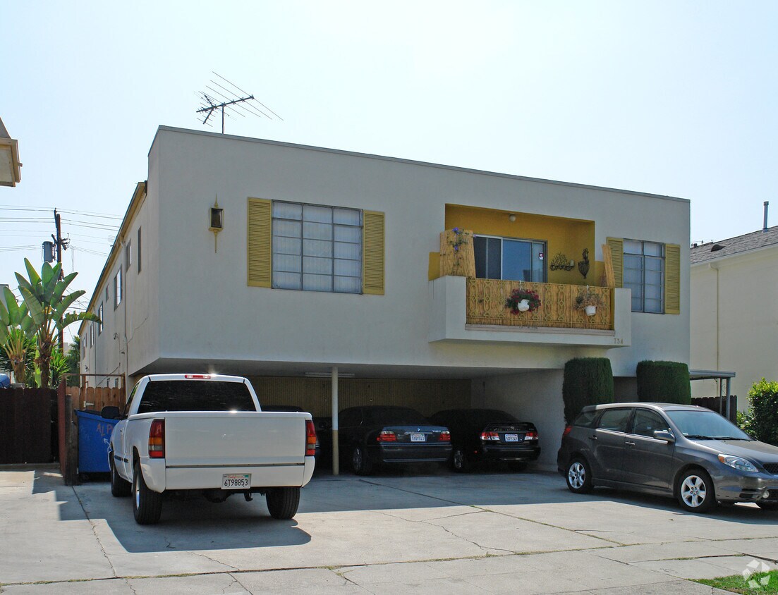 Building Photo - 734 N Croft Ave