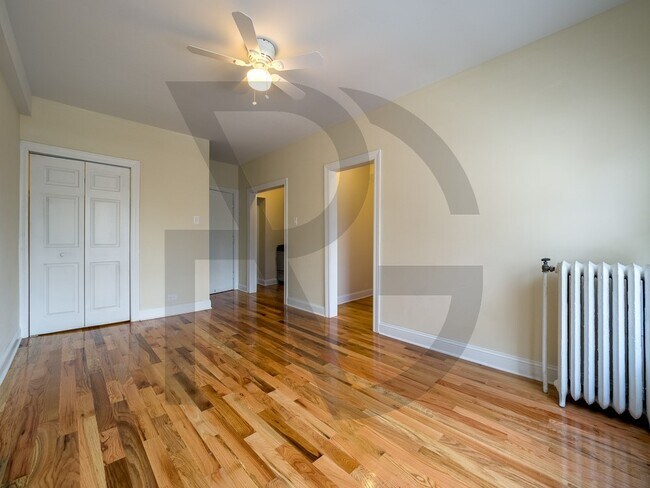 Building Photo - Great location - studio in the Gold Coast