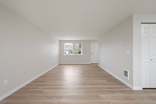 Building Photo - 2-Story Newly Remodeled 2-Bedroom, 1.5-Bath Duplex In Springfield!