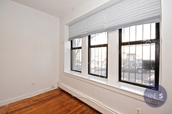 Building Photo - 326 22nd St