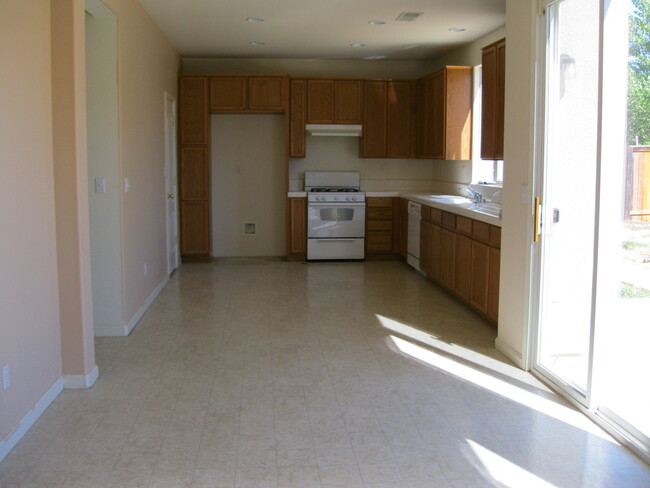 Foto del edificio - Lincoln Crossing, 4 Bedroom, 2.5 bath, 222...