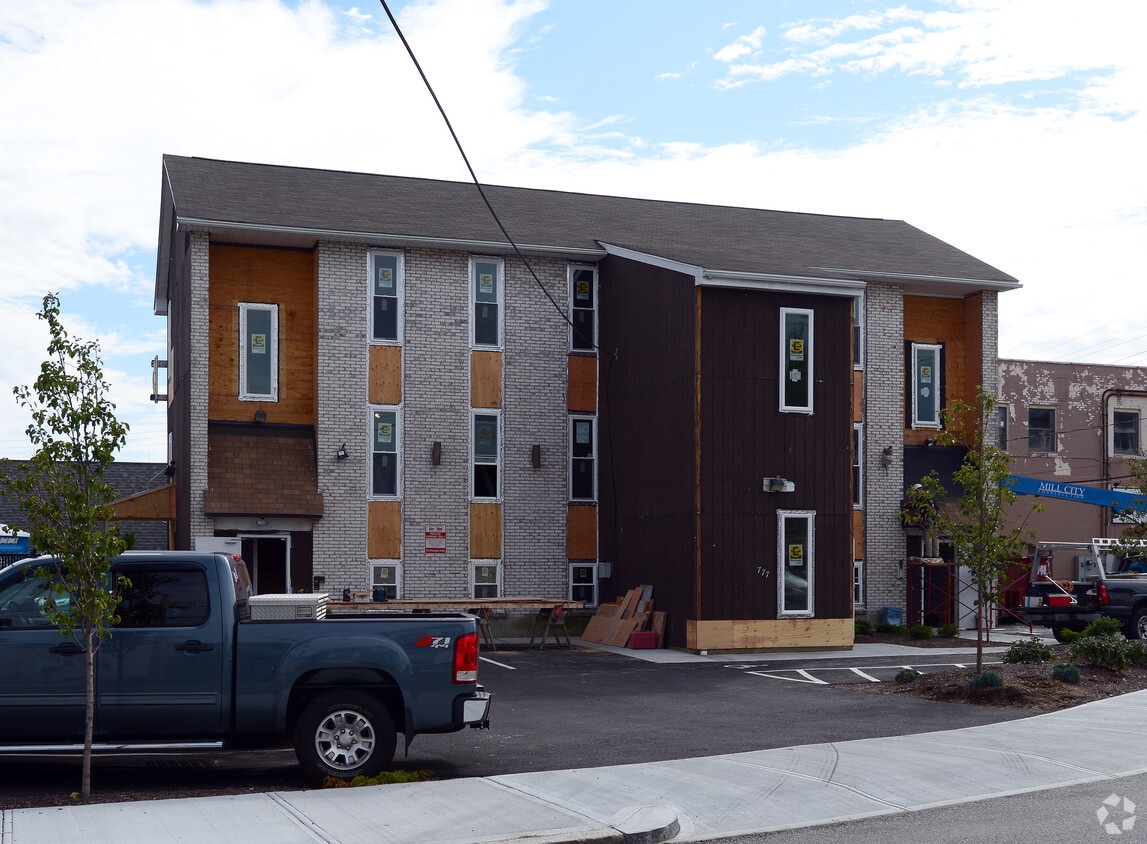Building Photo - 777 River Ave