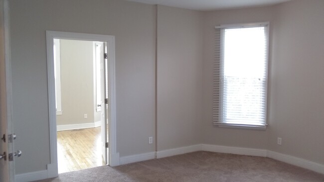 Building Photo - 105 Jessamine Ave W