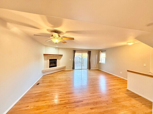 Foto del edificio - End- unit townhome on Hamlet!