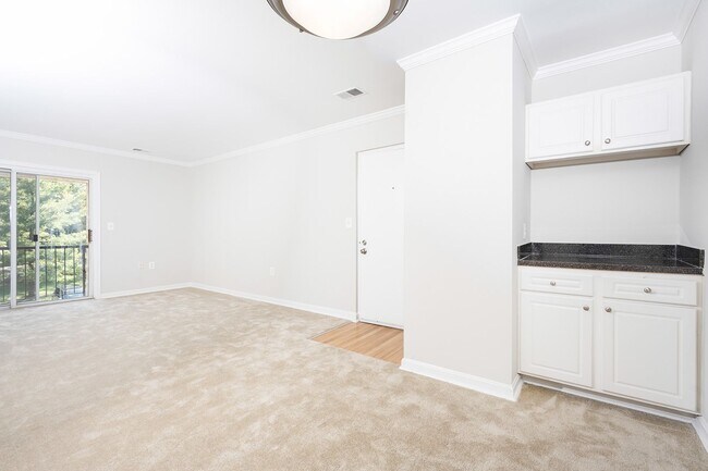 Building Photo - Gorgeous two bedroom apartment located in ...