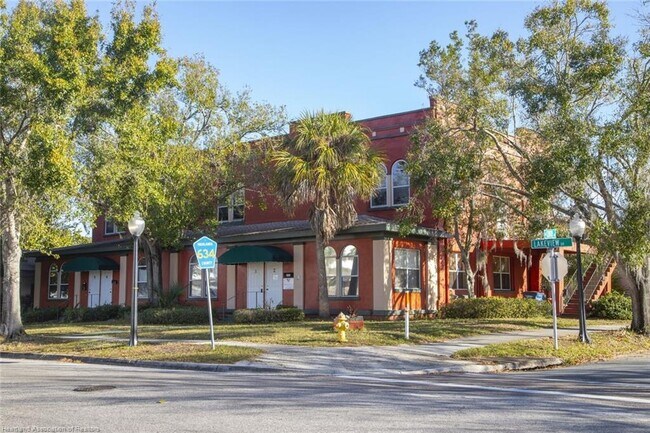 Foto del edificio - 2100 Lakeview Dr