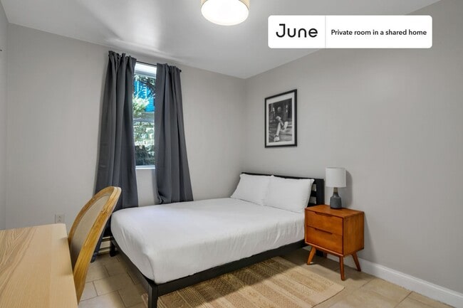 Building Photo - Room in Shared 5 bed/2.5 bath home in Roxbury