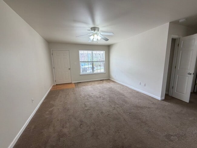 Foto del edificio - Well Maintained 2 Bedroom 2 Bath Duplex with Garage