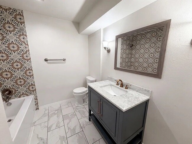 Building Photo - 722 S Forest Ln