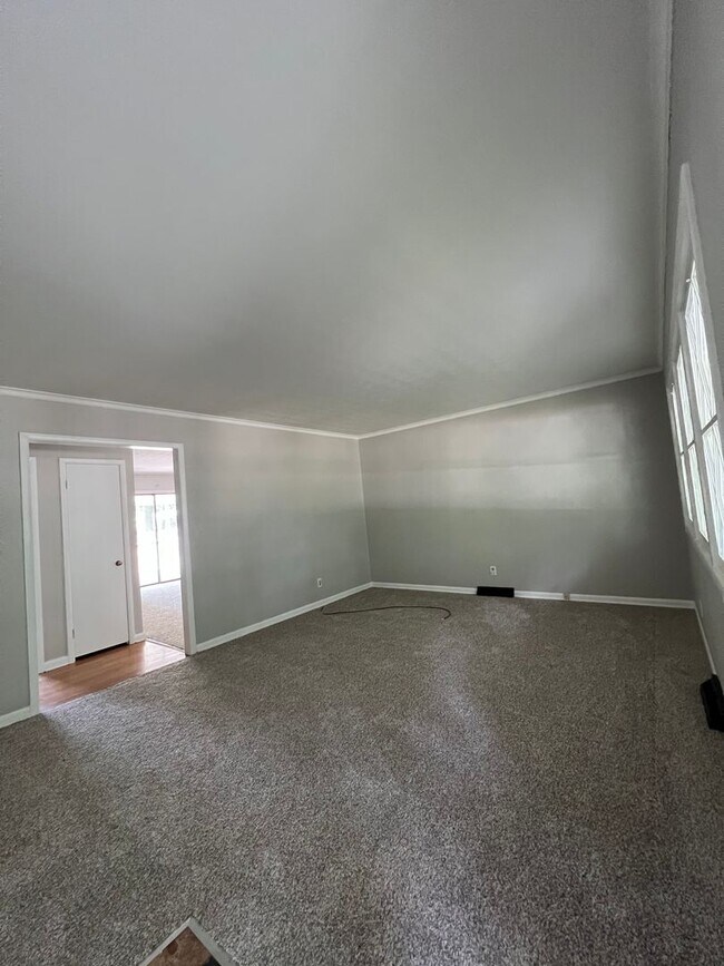 Building Photo - Available Now Large 2 bedroom 2 bath 2 car...