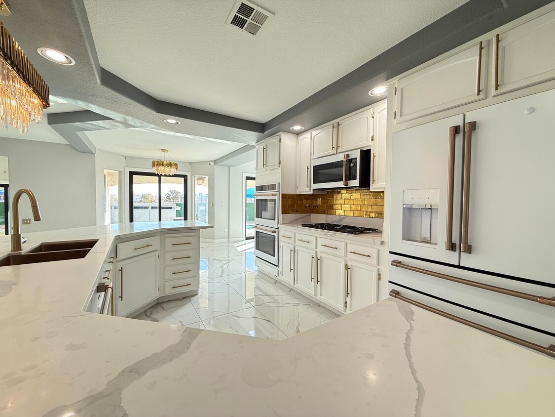 Primary Photo - 5/BD 3/BA Modern Luxury Living with Pool, ...