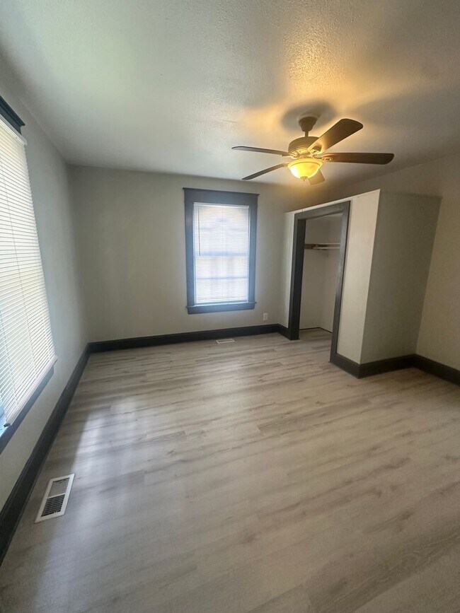 Building Photo - Inviting 2-Bedroom Home with Spacious Back...