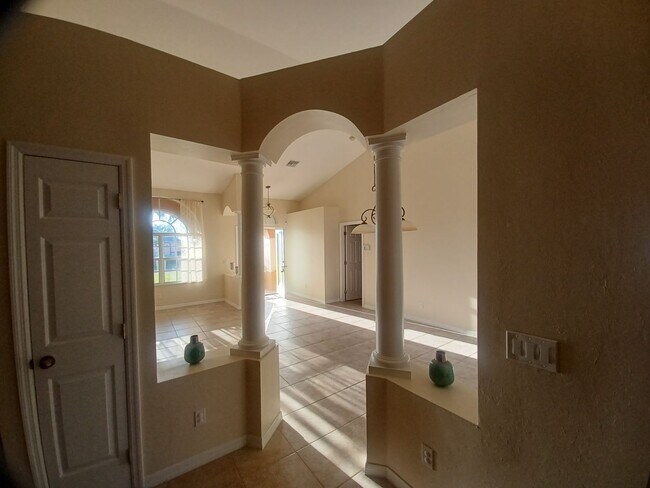 Building Photo - Gorgeous 4/2 wont last long