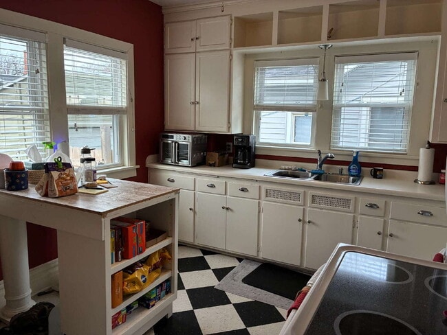 Foto del edificio - 4 Bed 1.5 Bath Off State Street Available June 1st!