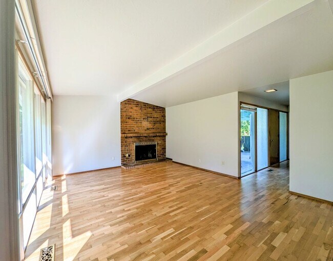 Building Photo - 3Bd/1.5Ba Kenmore House