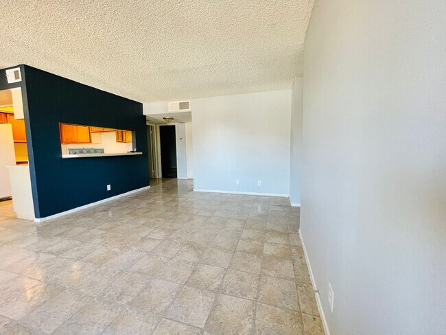 Foto del edificio - Downstairs Corner 2-Bedroom Condo in Central Las Vegas Location!