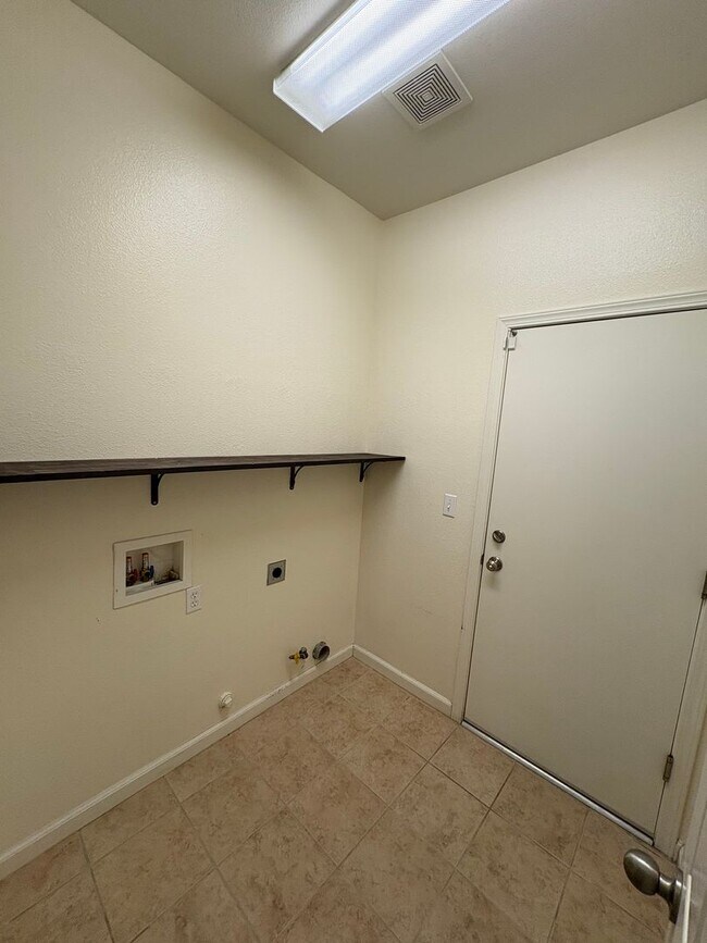 Foto del edificio - Immaculate NW Visalia home for rent!