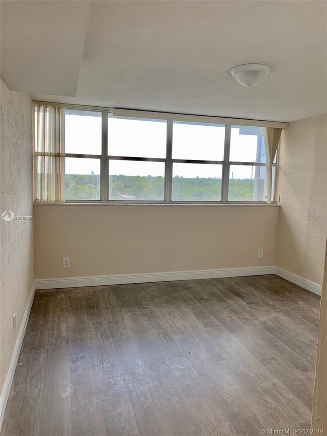 Foto del edificio - 700 NW 214th St